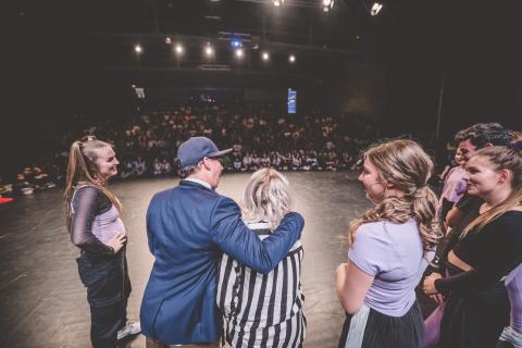 Siva und eine Gruppe Tänzer auf der Bühne des School Dance Battles