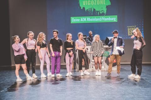 Siva und eine Gruppe Tänzer auf der Bühne des School Dance Battles