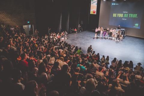 Publikum des School Dance Battles mit Blick auf die Bühne