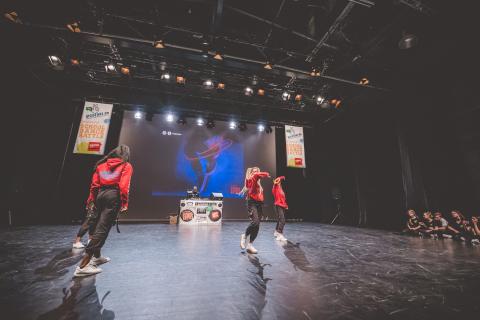Tänzer auf der Bühne des School Dance Battles