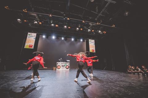 Tänzer auf der Bühne des School Dance Battles