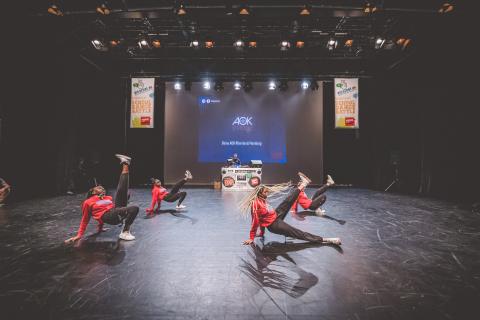 Tänzer auf der Bühne des School Dance Battles