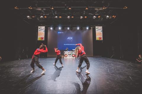 Tänzer auf der Bühne des School Dance Battles