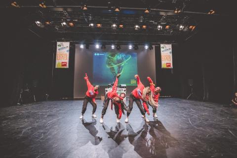 Tänzer auf der Bühne des School Dance Battles