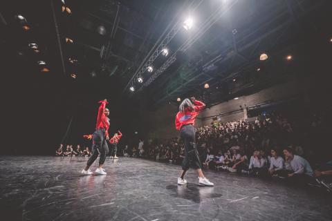 Tänzer auf der Bühne des School Dance Battles