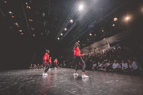 Tänzer auf der Bühne des School Dance Battles