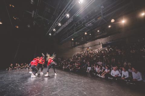 Tänzer auf der Bühne des School Dance Battles