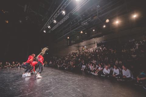 Tänzer auf der Bühne des School Dance Battles