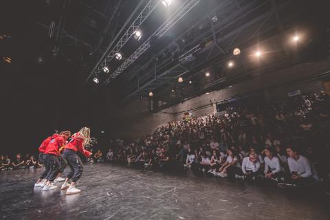 Tänzer auf der Bühne des School Dance Battles