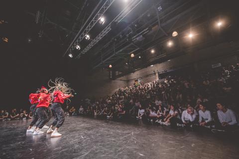 Tänzer auf der Bühne des School Dance Battles