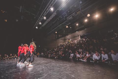 Tänzer auf der Bühne des School Dance Battles