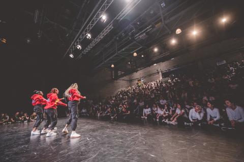 Tänzer auf der Bühne des School Dance Battles