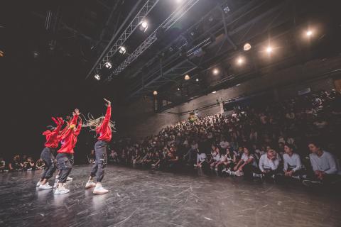 Tänzer auf der Bühne des School Dance Battles