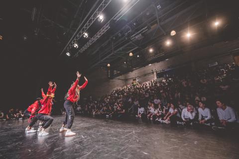 Tänzer auf der Bühne des School Dance Battles