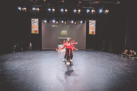 Tänzer auf der Bühne des School Dance Battles