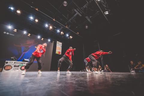 Tänzer auf der Bühne des School Dance Battles