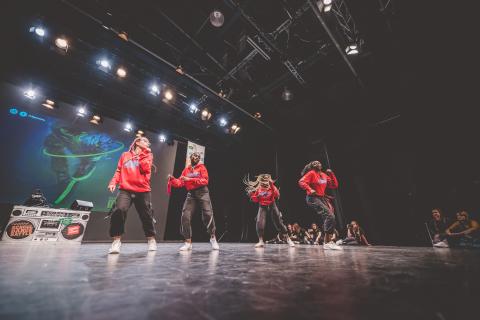 Tänzer auf der Bühne des School Dance Battles