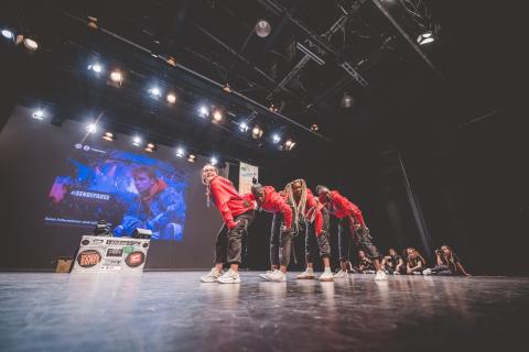 Tänzer auf der Bühne des School Dance Battles