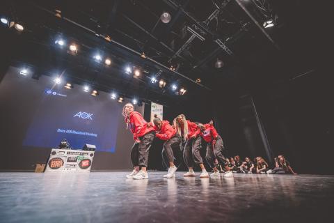 Tänzer auf der Bühne des School Dance Battles