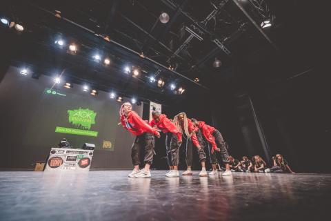 Tänzer auf der Bühne des School Dance Battles