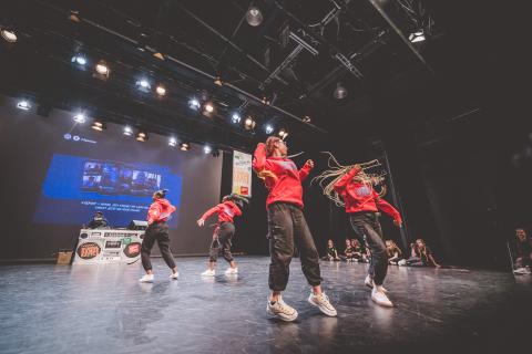 Tänzer auf der Bühne des School Dance Battles