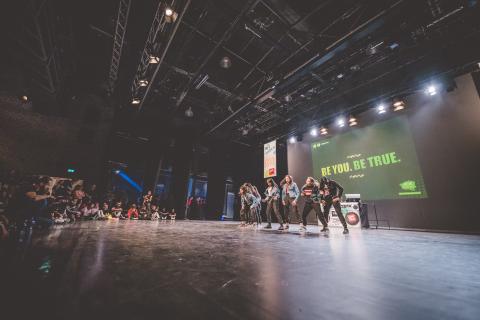 Tänzer auf der Bühne des School Dance Battles