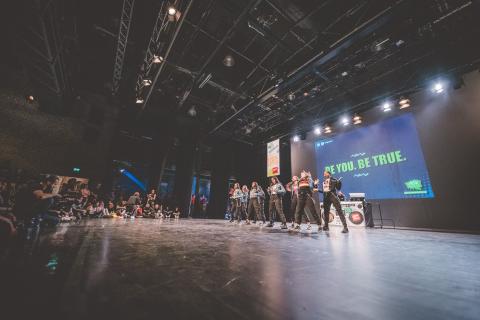 Tänzer auf der Bühne des School Dance Battles
