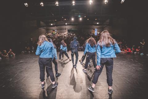 Tänzer auf der Bühne des School Dance Battles