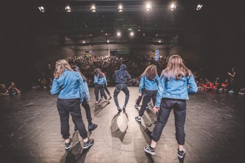 Tänzer auf der Bühne des School Dance Battles