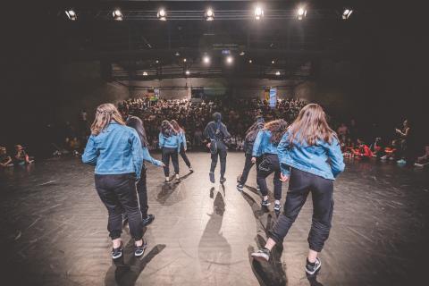 Tänzer auf der Bühne des School Dance Battles