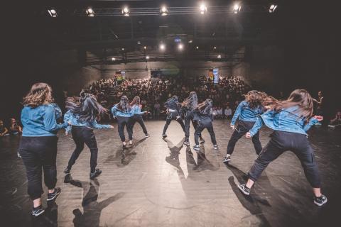 Tänzer auf der Bühne des School Dance Battles