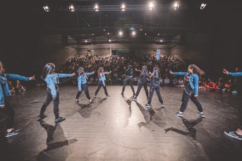 Tänzer auf der Bühne des School Dance Battles