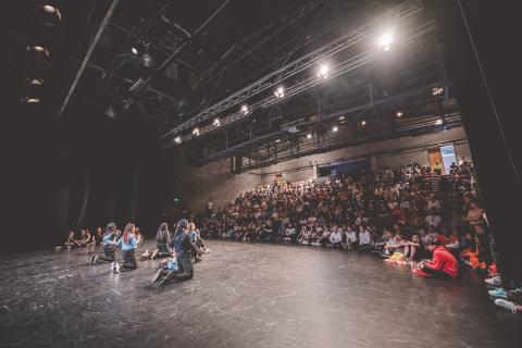 Tänzer auf der Bühne des School Dance Battles