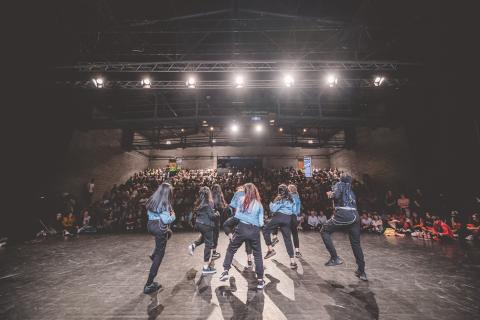 Tänzer auf der Bühne des School Dance Battles