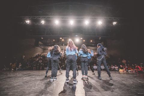 Tänzer auf der Bühne des School Dance Battles