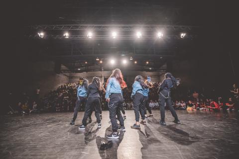 Tänzer auf der Bühne des School Dance Battles