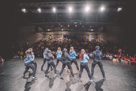 Tänzer auf der Bühne des School Dance Battles