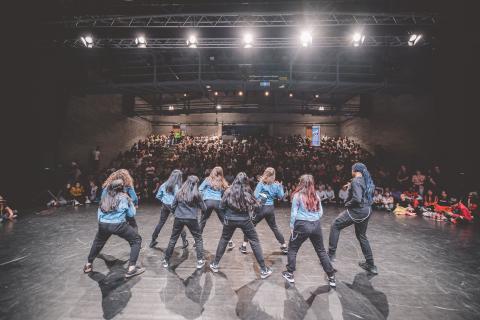 Tänzer auf der Bühne des School Dance Battles