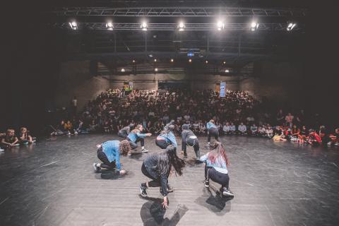 Tänzer auf der Bühne des School Dance Battles