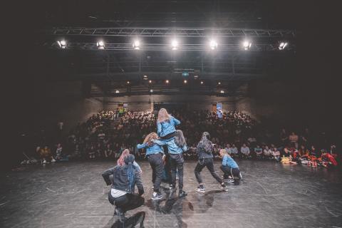 Tänzer auf der Bühne des School Dance Battles