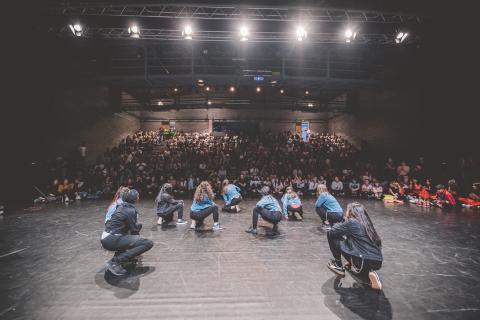 Tänzer auf der Bühne des School Dance Battles