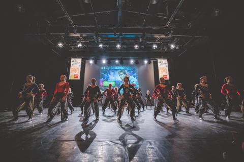 Tänzer auf der Bühne des School Dance Battles