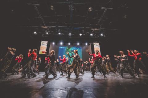 Tänzer auf der Bühne des School Dance Battles