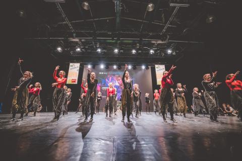 Tänzer auf der Bühne des School Dance Battles