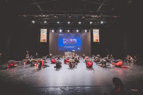 Tänzer auf der Bühne des School Dance Battles