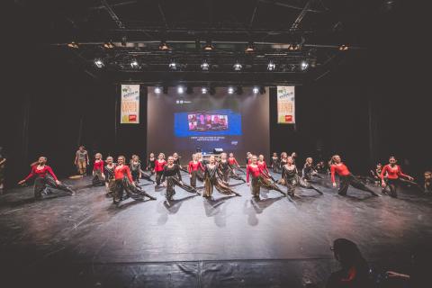 Tänzer auf der Bühne des School Dance Battles