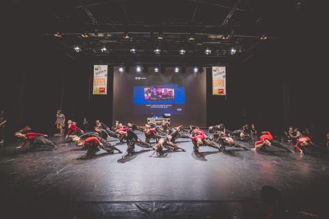 Tänzer auf der Bühne des School Dance Battles