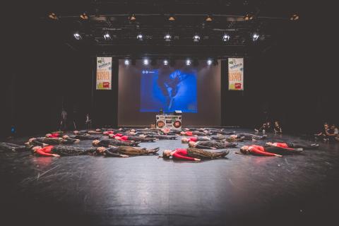 Tänzer auf der Bühne des School Dance Battles