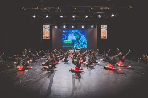 Tänzer auf der Bühne des School Dance Battles