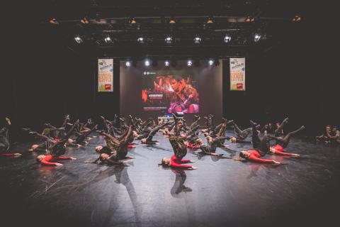Tänzer auf der Bühne des School Dance Battles